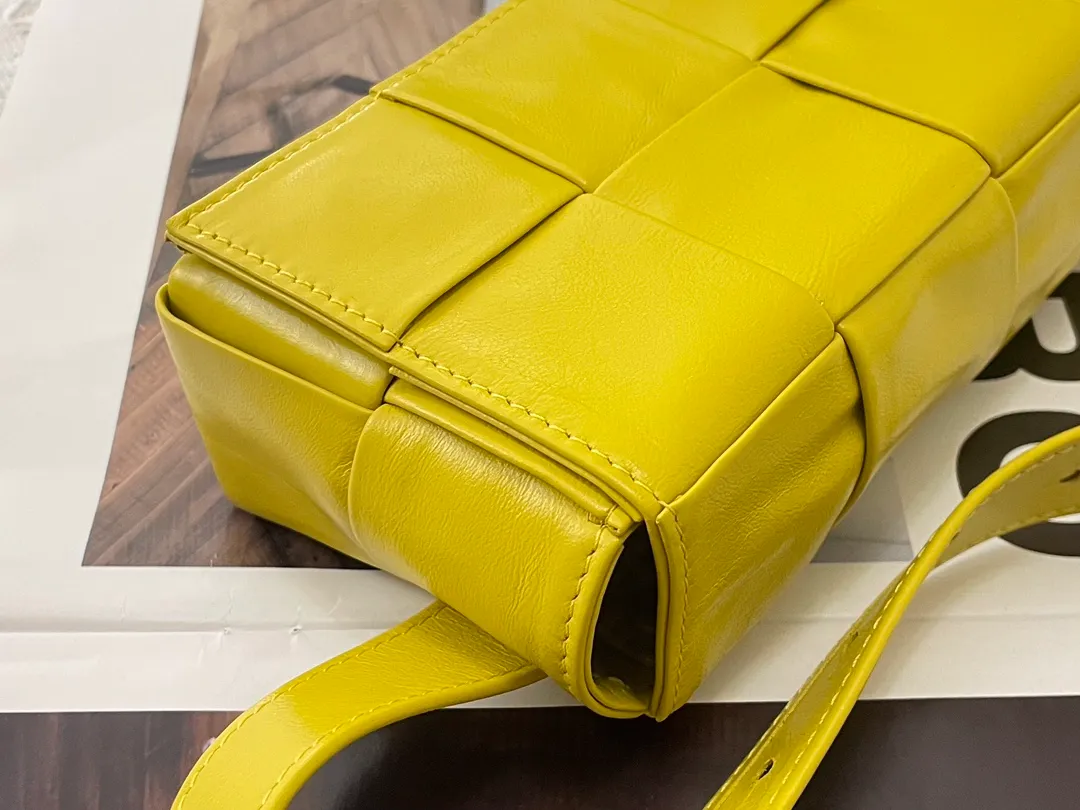 #𝐓𝐇𝐄 𝐁𝐄𝐋𝐓 𝐂𝐀𝐒𝐒𝐄𝐓𝐓𝐄 Checkered waist bag cassette has an updated version🆕The waxed cowhide material is very light and shiny, has a cool feeling, and has the same high-end touch as always. ⚠️The second-generation upgraded version has a long strap of 136cm, tall people can also wear it cross-body at will It is also suitable for boys. It is suitable for couples. It can be used as a handbag, waist bag, crossbody or shoulder bag. It’s small and exquisite, but packs a punch: 💄lipstick 🕶️sunglasses, etc.⋯pack it all! It continues the square shape of the cassette bag and does not deform after loading. It has a very concave shape! Model: 6815# S18.5x5x9.5